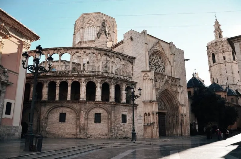 Jak długo trwa lot do Walencji? Przewodnik dla podróżujących