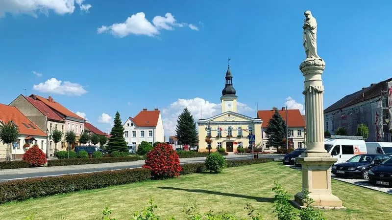 Jak długo trwa lot z Babimostu do Warszawy? Sprawdź szczegóły!