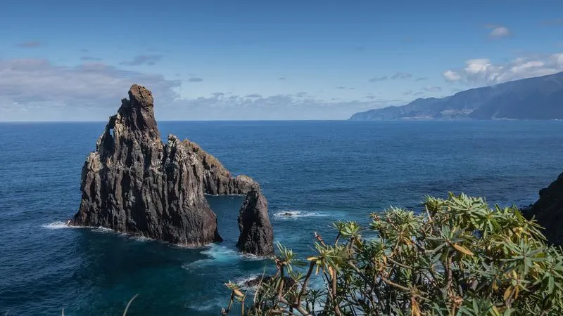 Jak długo trwa lot z Polski na Maderę? Przewodnik po czasie podróży