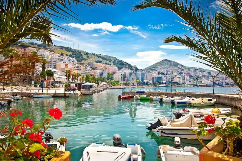 Jak długo trwa lot z Poznania do Albanii? Przewodnik po czasie podróży.