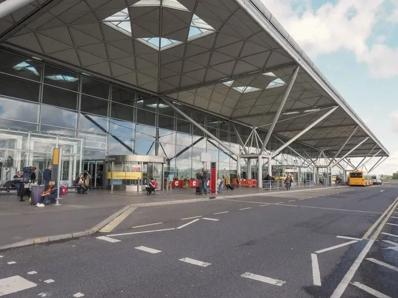 Jak najłatwiej dotrzeć do Londynu z lotniska Stansted?