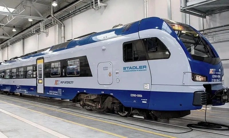 Jak prezentuje się pociąg PKP Intercity na tle nowoczesnych środków transportu?