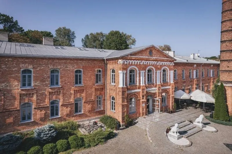 Jak sprawnie dojechać z lotniska Modlin do PKP Modlin?
