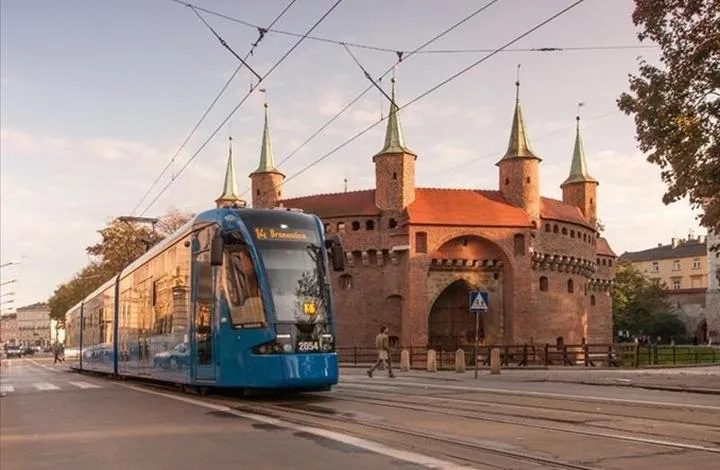 Jak szybko i wygodnie dojechać z lotniska Kraków do centrum miasta?