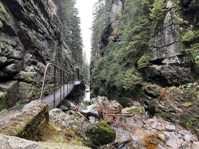 Jak wygodnie dotrzeć z Cieplic do Szklarskiej Poręby? Przewodnik dla podróżnych