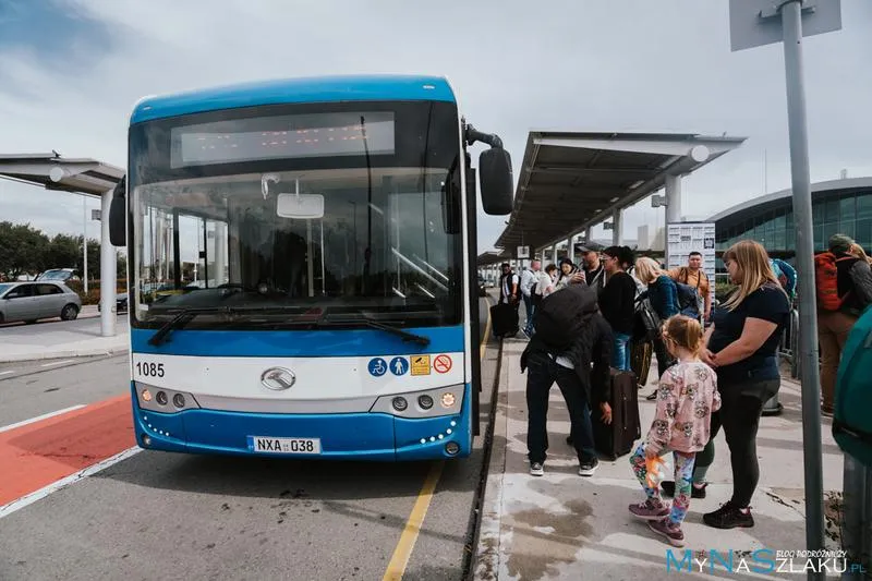 Jak wygodnie dotrzeć z lotniska w Larnace do centrum miasta?