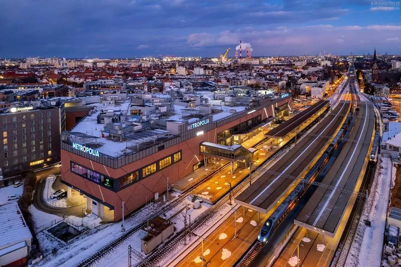 Która stacja PKP jest najbliżej lotniska w Gdańsku? Sprawdź, jak dojechać!