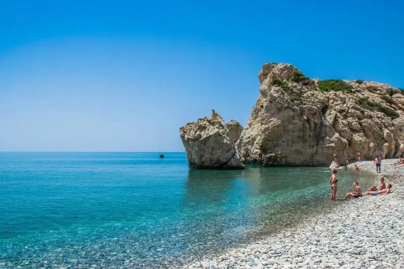 Odkryj piękno skały Afrodyty – jak dojechać z Pafos do tego magicznego miejsca?