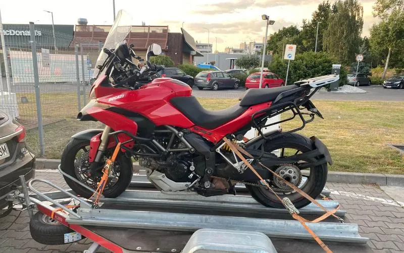 Praktyczny przewodnik: Jak bezpiecznie przewieźć motocykl pociągiem?