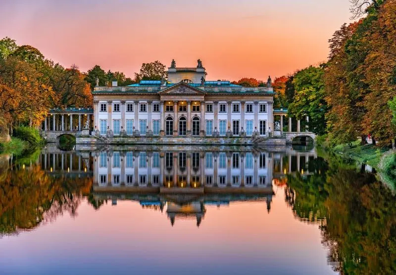 Praktyczny przewodnik: Jak dostać się z centrum do Łazienek Królewskich