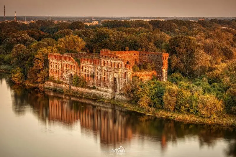 Praktyczny przewodnik: jak dotrzeć z dworca PKP na lotnisko w Modlinie