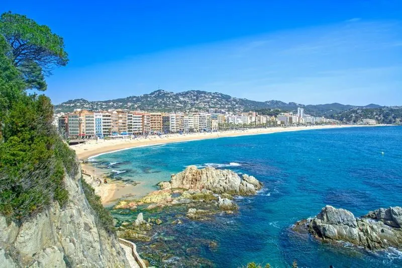 Przewodnik po najlepszych sposobach, jak dojechać z Girony do Lloret de Mar