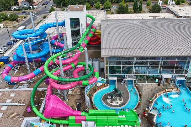 Rodzinne szaleństwo w aquaparku we Wrocławiu – ile osób zmieści się na jednym bilecie?