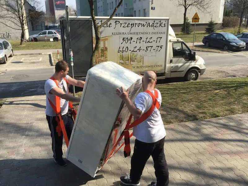 Skuteczne porady, jak przewieźć lodówkę kurierem bez stresu